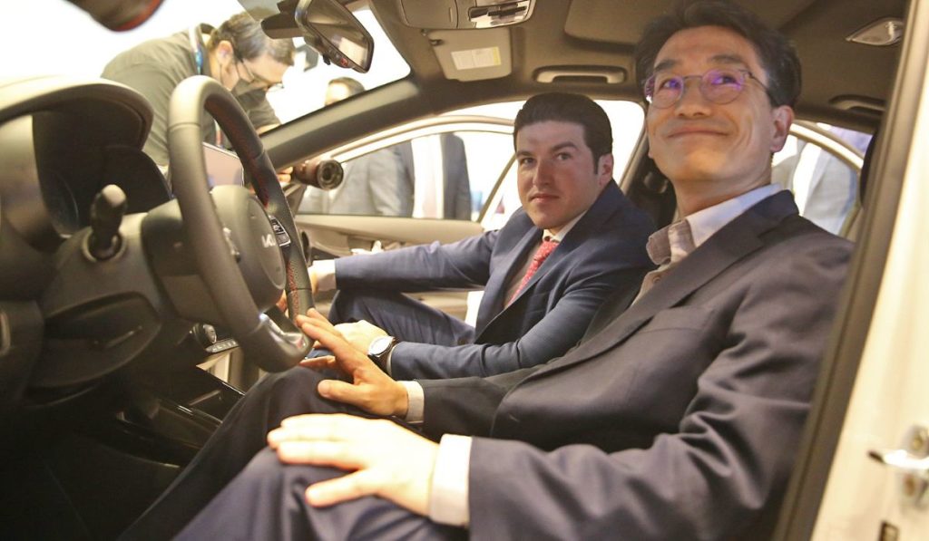 Samuel-Garcia-con-presidente-KIA-Motors-Mexico